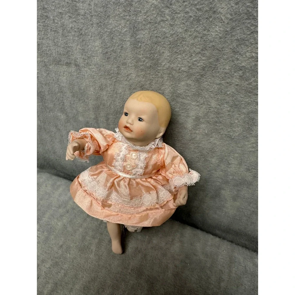 Yolando Bello Vintage 1994 Porcelain Baby Doll Girl Peach Lace Dress Excellent‎